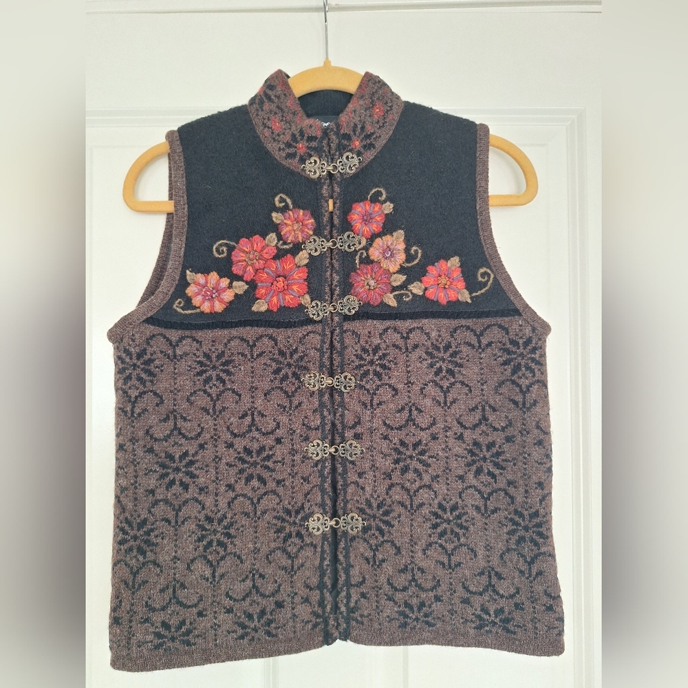 Icelandic Design 100% Wool Embroidered vest, size S